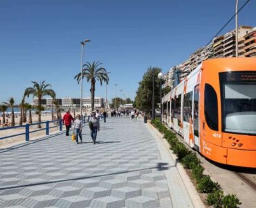 Gratis met de tram rijden langs de Costa Blanca op zondag is een succes