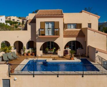 Vooraanzicht Villa en zwembad Te koop in Bedar in Spanje, gelegen aan de Costa de Almería