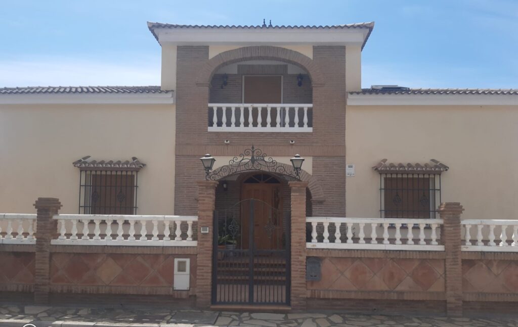 Resale Villa Te koop in Viñuela in Spanje, gelegen aan de Costa del Sol-Oost