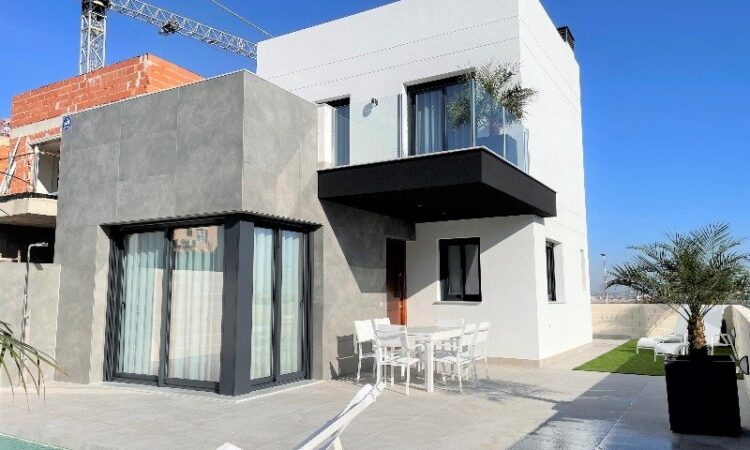 Nieuwbouw Villa Te koop in Torrevieja in Spanje, gelegen aan de