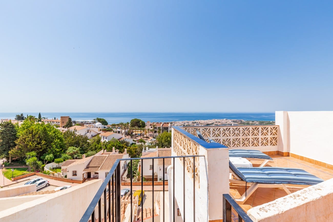 Zeezicht vanaf terras Appartement Te koop in Nerja in Spanje, gelegen aan de Costa del Sol-Oost