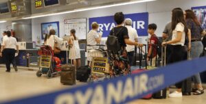 Stewardessen van Ryanair overwegen in augustus voor onbepaalde tijd te staken