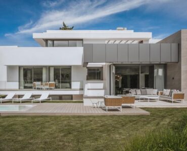 Vooraanzicht Nieuwbouw Villa Te koop in Estepona in Spanje, gelegen aan de Costa del Sol-West