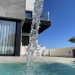 Sfeerfoto met zwembad en terras van Nieuwbouw Villa Te koop in Torrevieja in Spanje, gelegen aan de Costa Blanca-Zuid