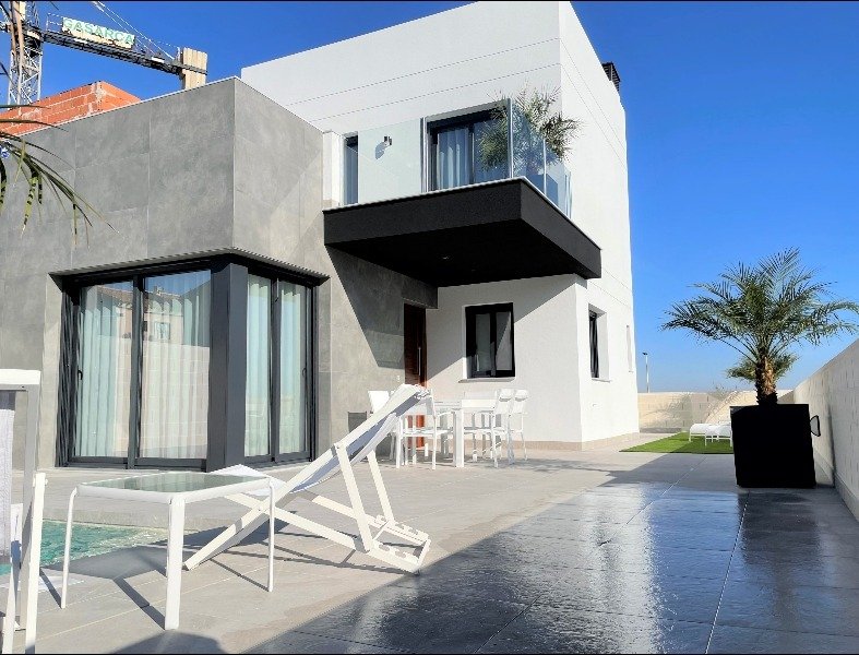 Nieuwbouw Villa Te koop in Torrevieja in Spanje, gelegen aan de Costa Blanca-Zuid