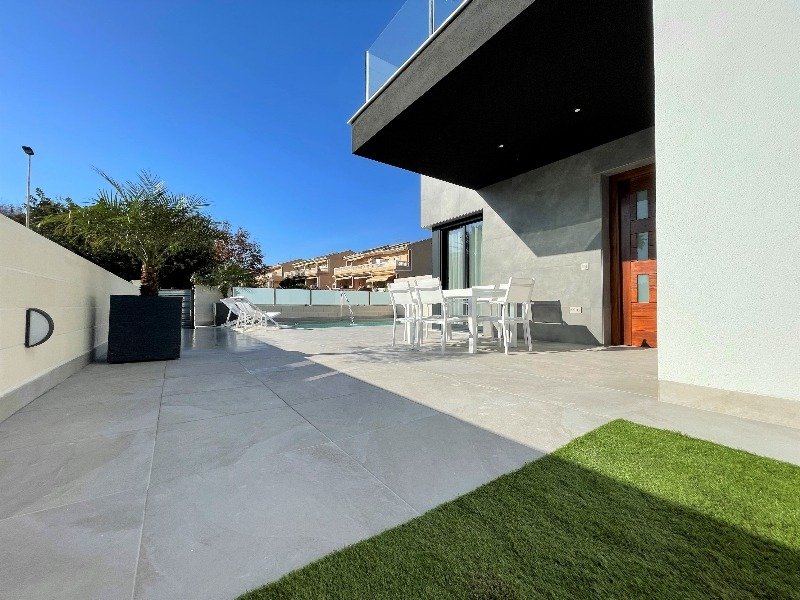 Nieuwbouw Villa Te koop in Torrevieja in Spanje, gelegen aan de Costa Blanca-Zuid