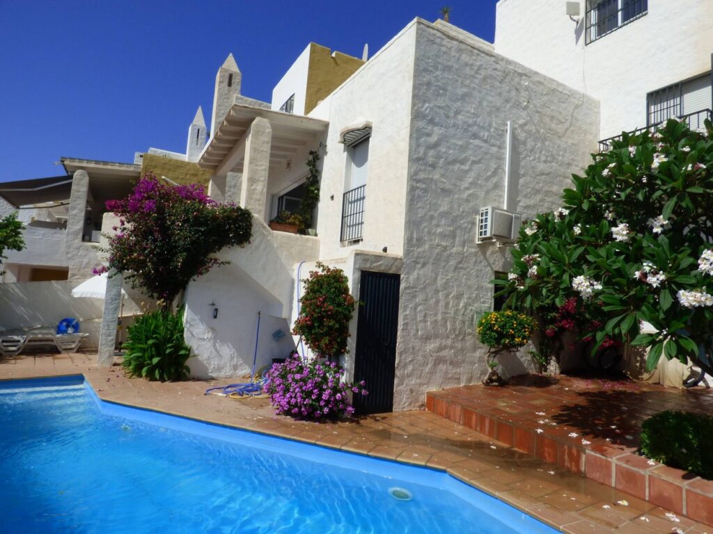 Vooraanzicht Villa met zwembad Te koop in Nerja in Spanje, gelegen aan de Costa del Sol-Oost