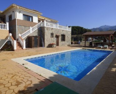 Vooraanzicht Villa met zwembad Te koop in Nerja in Spanje, gelegen aan de Costa del Sol-Oost