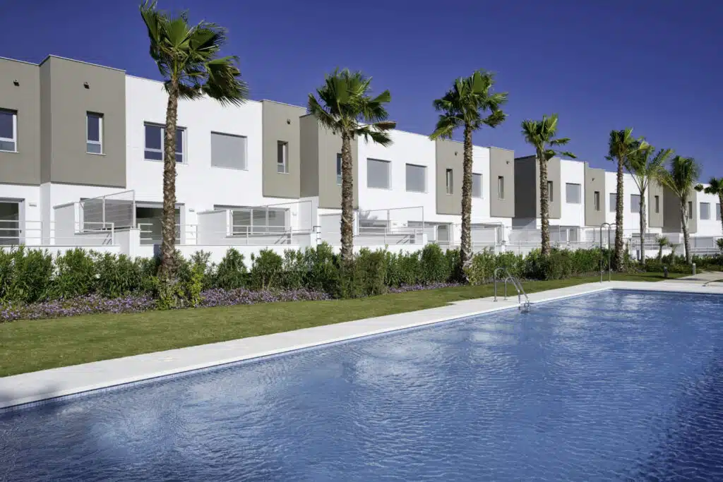 Gemeenschappelijk zwembad, vooraanzicht van nieuwbouw huizen in Estepona in Spanje, gelegen aan de  Costa del Sol-West