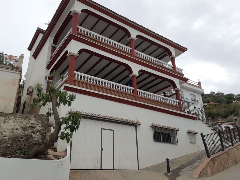 Resale Huis Te koop in Sayalonga in Spanje, gelegen aan de Costa del Sol-Oost