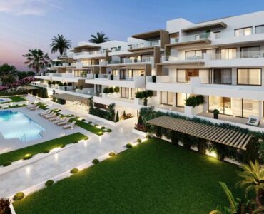 Zwembad en vooraanzicht Nieuwbouw Appartementen Te koop in Estepona in Spanje, gelegen aan de Costa del Sol-West