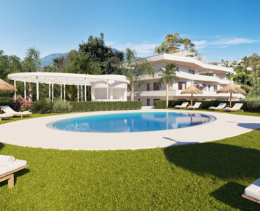 Tuin, zwembad, vooraanzicht van nieuwbouw appartement in Estepona in Spanje, gelegen aan de  Costa del Sol-West