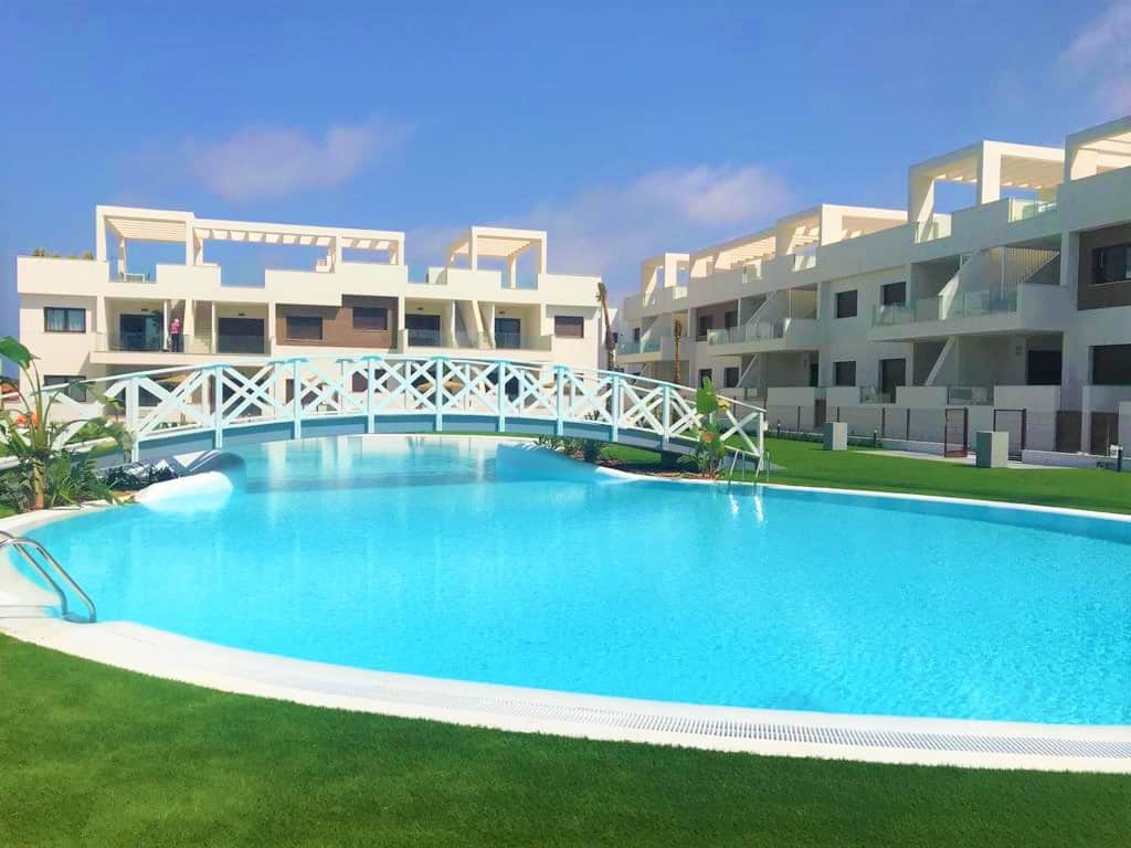 Zwembad van nieuwbouw appartement in Torrevieja in Spanje, gelegen aan de  Costa Blanca-Zuid