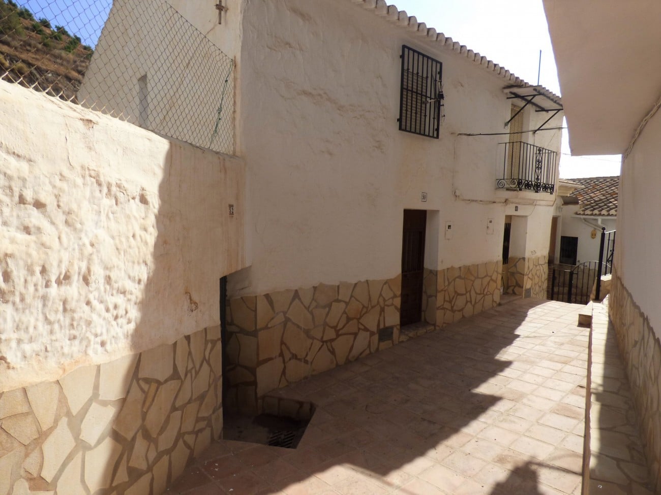 Vooraanzicht vanop straat van Huis Te koop in Vinuela in Spanje, gelegen aan de Costa del Sol-Oost