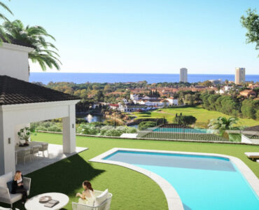 Panoramisch zicht, zwembad van nieuwbouw villa in Elviria in Spanje, gelegen aan de  Costa del Sol-Centro