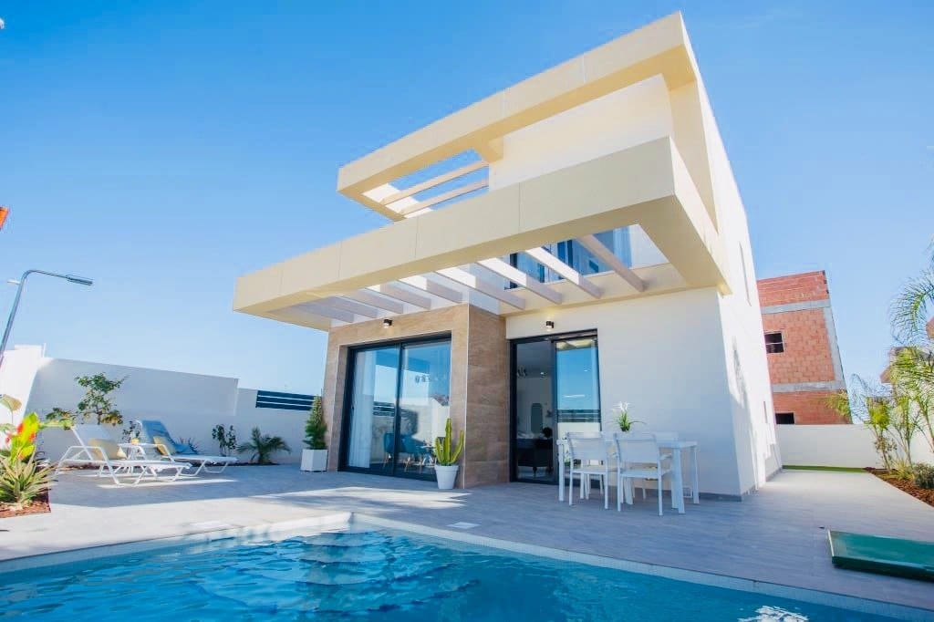 Zwembad, terras en vooraanzicht Nieuwbouw Villa Te koop in Los Montesinos in Spanje, gelegen aan de Costa Blanca-Zuid