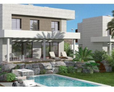 Zwembad, vooraanzicht van nieuwbouw villa in Mijas Costa in Spanje, gelegen aan de  Costa del Sol-Centro