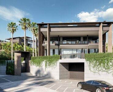 Vooraanzicht van nieuwbouw villa in Nueva Andalucia in Spanje, gelegen aan de  Costa del Sol-West
