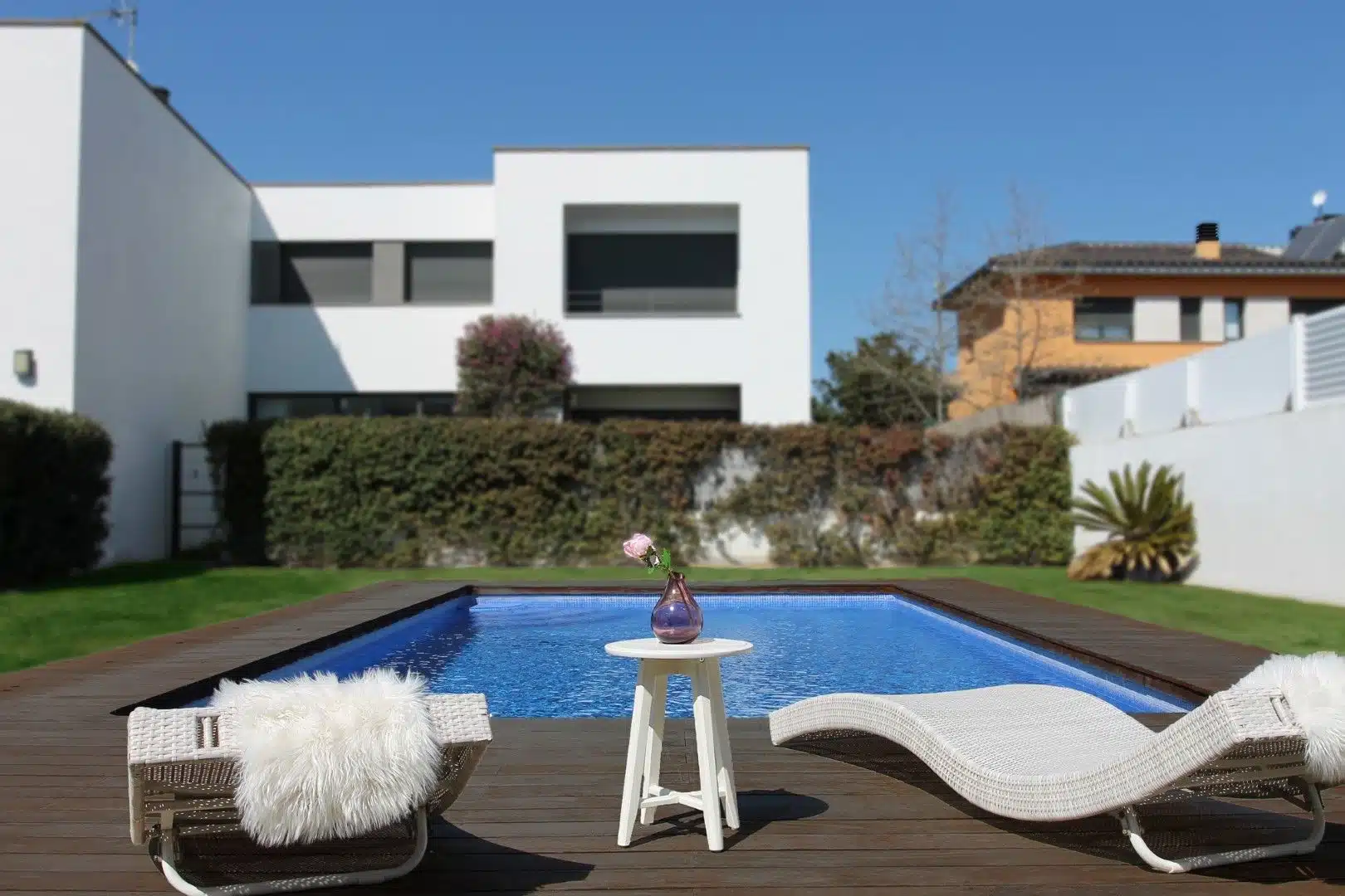 Zwembad en vooraanzicht van resale villa in Sant Antoni De Calonge in Spanje, gelegen aan de  Costa Brava