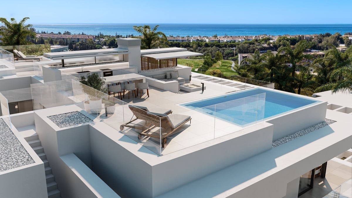 Zeezicht, solarium en zwembad van nieuwbouw huis in Marbella in Spanje, gelegen aan de  Costa del Sol-West