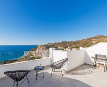 Zeezicht en terras van nieuwbouw appartement in Nerja in Spanje, gelegen aan de  Costa del Sol-Oost