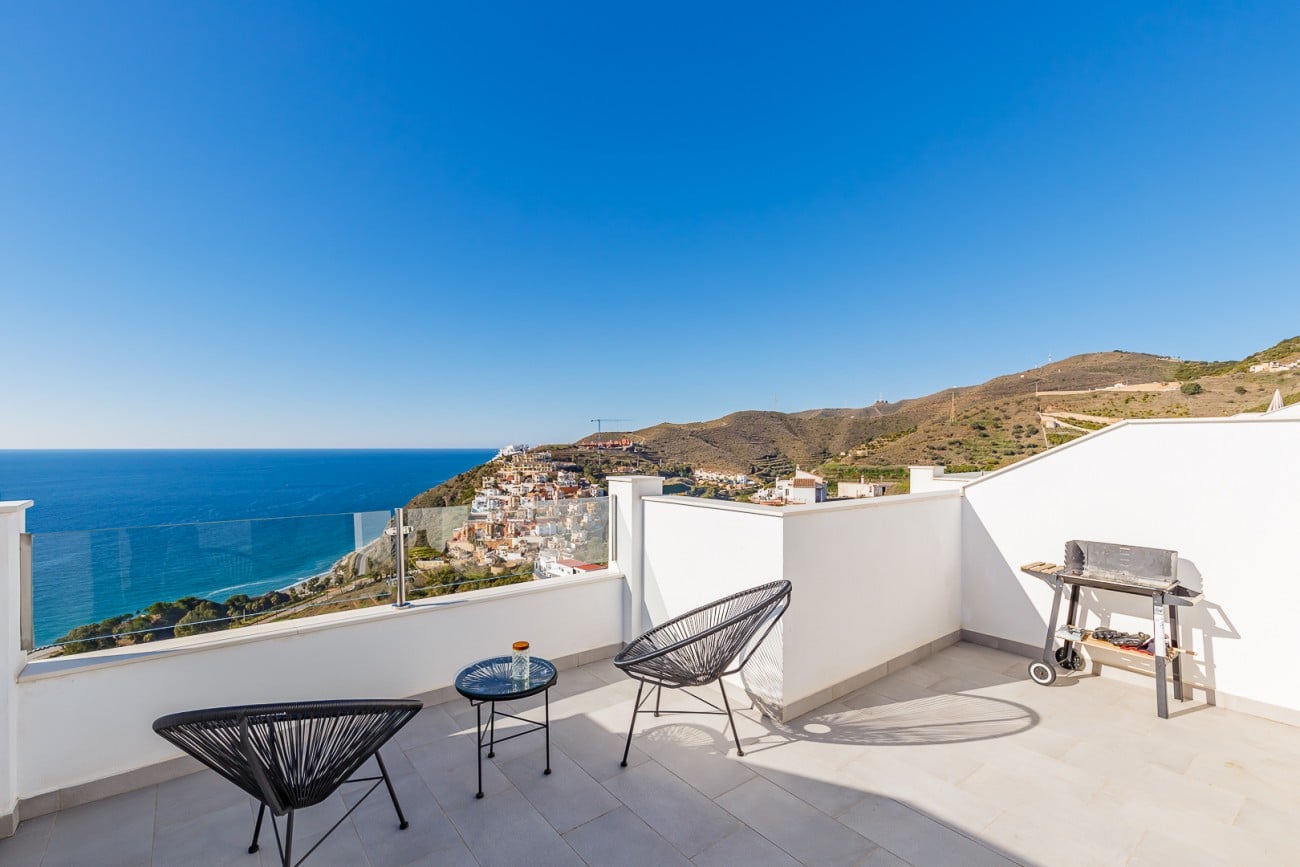 Zeezicht en terras van nieuwbouw appartement in Nerja in Spanje, gelegen aan de  Costa del Sol-Oost