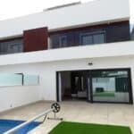 Vooraanzicht van nieuwbouw huis in Torre De La Horadada in Spanje, gelegen aan de  Costa Blanca-Zuid