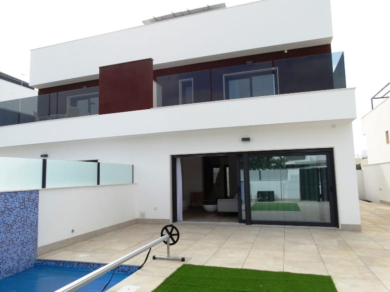 Vooraanzicht van nieuwbouw huis in Torre De La Horadada in Spanje, gelegen aan de  Costa Blanca-Zuid