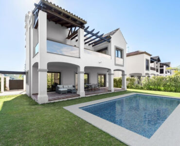 Zwembad en vooraanzicht van nieuwbouw villa in Estepona in Spanje, gelegen aan de  Costa del Sol-West