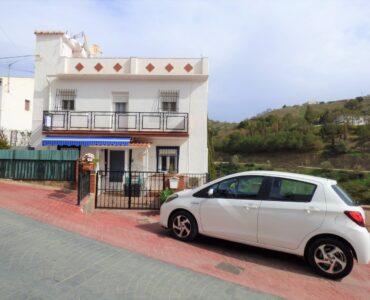 Resale Villa Te koop in Vinuela in Spanje, gelegen aan de Costa del Sol-Oost