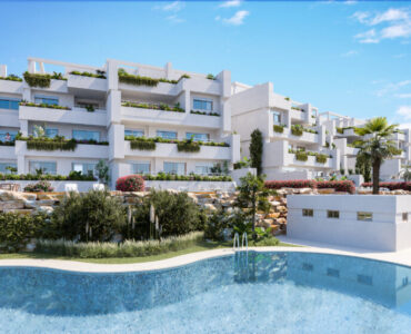 Gemeenschappelijk zwembad en vooraanzicht van nieuwbouw appartementen in Estepona in Spanje, gelegen aan de  Costa del Sol-West