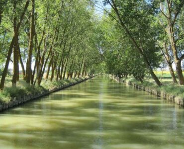 Water van het natte naar het droge Spanje via kanalen