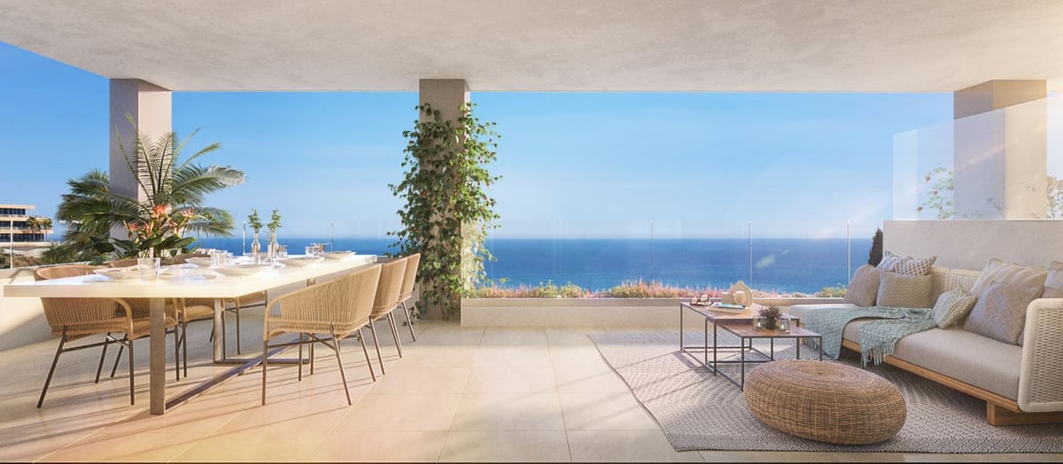 Zeezicht en terras van nieuwbouw appartement in Estepona in Spanje, gelegen aan de  Costa del Sol-West