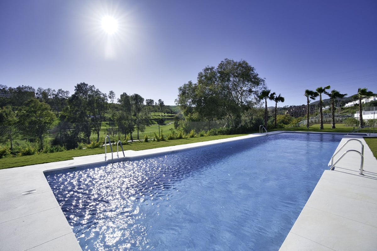 Zwembad van nieuwbouw huis in Estepona in Spanje, gelegen aan de  Costa del Sol-West
