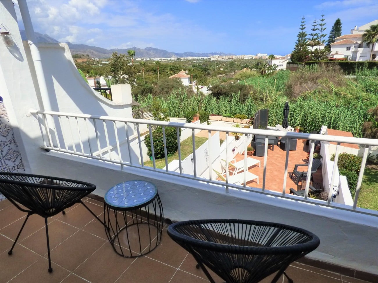 Panoramisch zicht en terras van resale huis in Nerja in Spanje, gelegen aan de  Costa del Sol-Oost