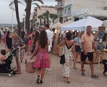 De zomer-kunstmarkt in de haven van Jávea gaat weer van start