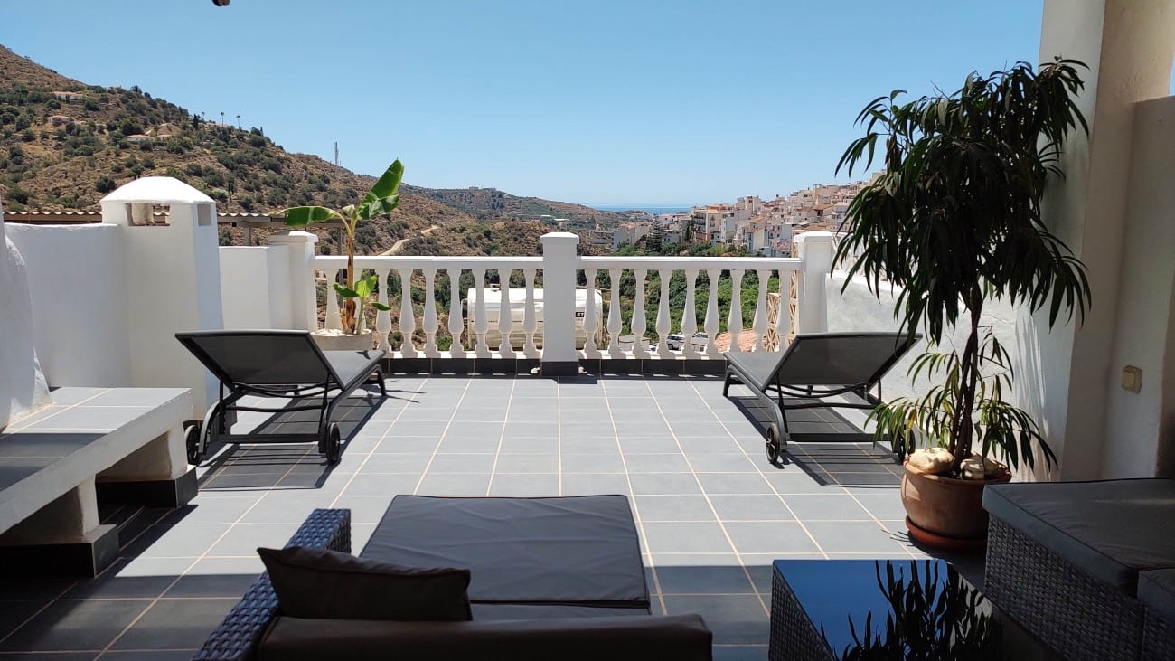 Panoramisch zicht en terras van resale huis in Torrox in Spanje, gelegen aan de  Costa del Sol-Oost