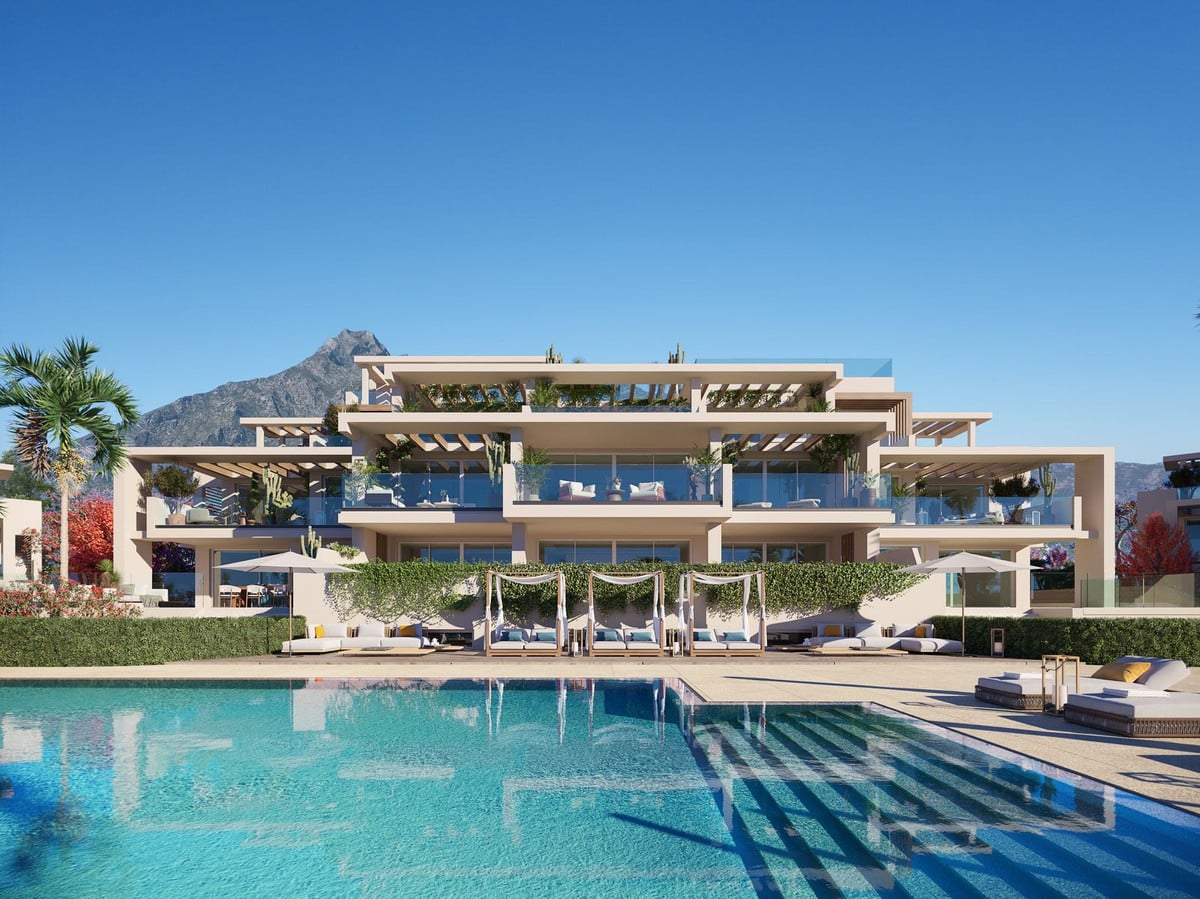 Gemeenschappelijk zwembad en vooraanzicht van nieuwbouw appartementen in The Golden Mile in Spanje, gelegen aan de  Costa del Sol-West
