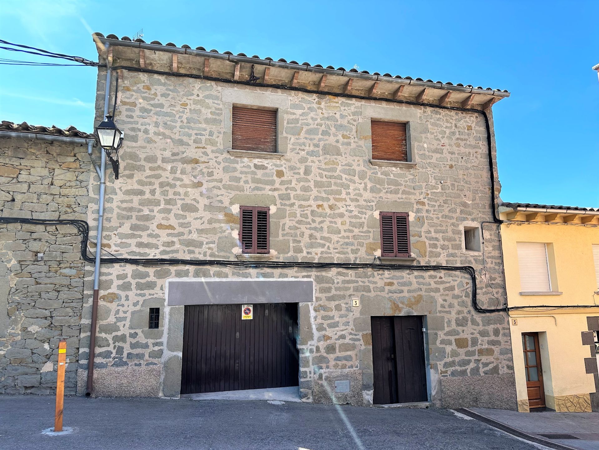 Vooraanzicht van resale huis in L'Esquirol in Spanje, gelegen aan de  Costa Brava