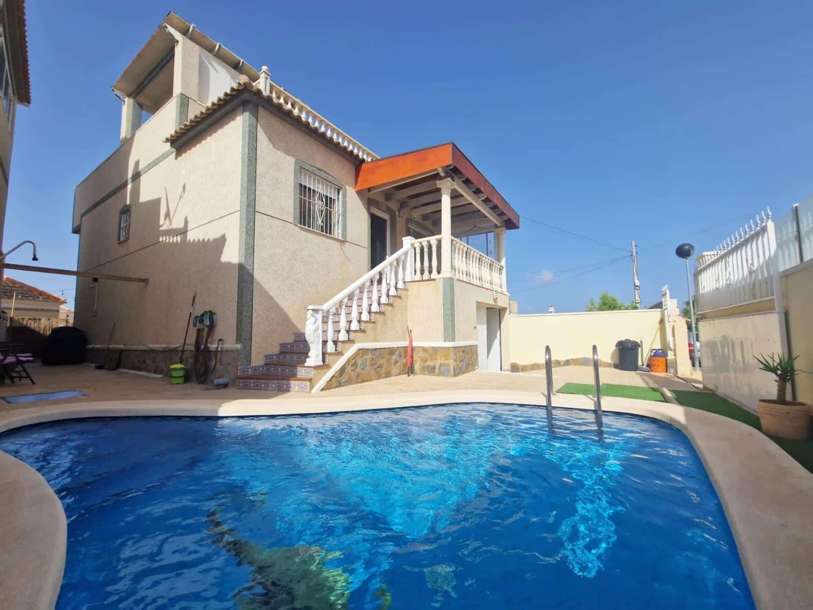 Zwembad en vooraanzicht van resale villa in San Miguel De Salinas in Spanje, gelegen aan de  Costa Blanca-Zuid