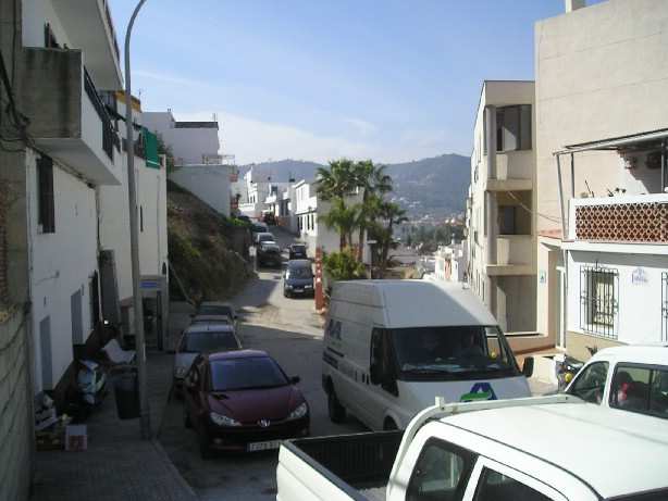 Zicht op straat en de bergen vanaf Nieuwbouw Appartement Te koop in La Herradura (04649) in Spanje, gelegen aan de Costa de Almería