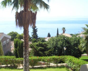 Zeezicht en gemeenschappelijke tuin van resale appartement in La Herradura (04649) in Spanje, gelegen aan de  Costa de Almería