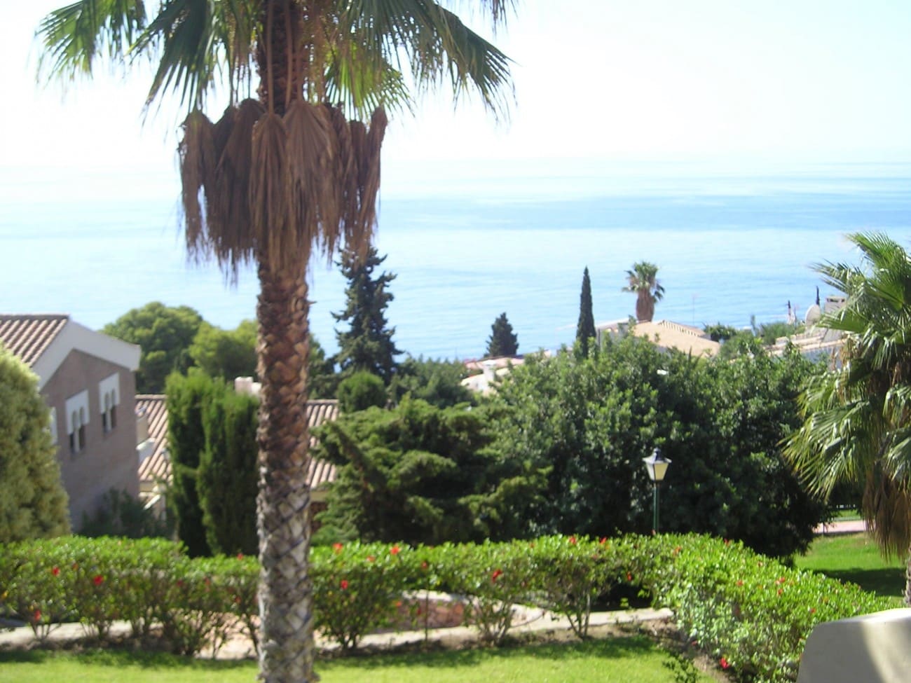 Zeezicht en gemeenschappelijke tuin van resale appartement in La Herradura (04649) in Spanje, gelegen aan de  Costa de Almería