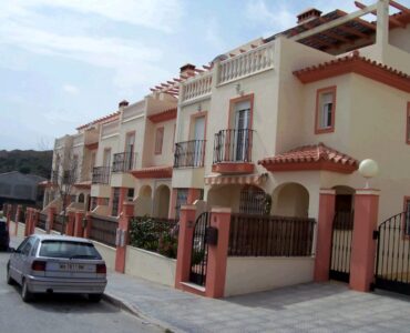 Vooraanzicht van nieuwbouw huis in Almayate Bajo in Spanje, gelegen aan de  Costa del Sol-Oost