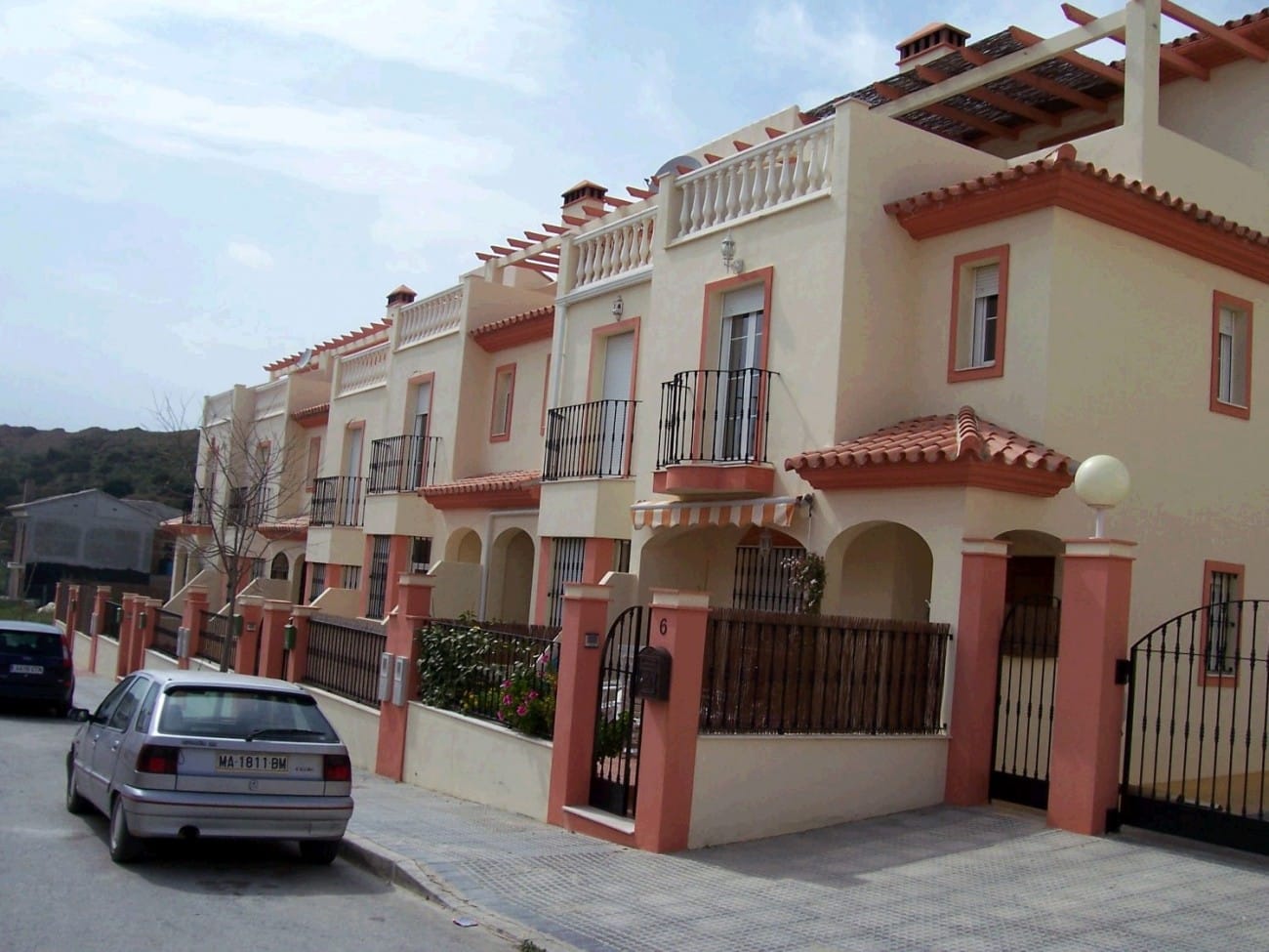 Vooraanzicht van nieuwbouw huis in Almayate Bajo in Spanje, gelegen aan de  Costa del Sol-Oost