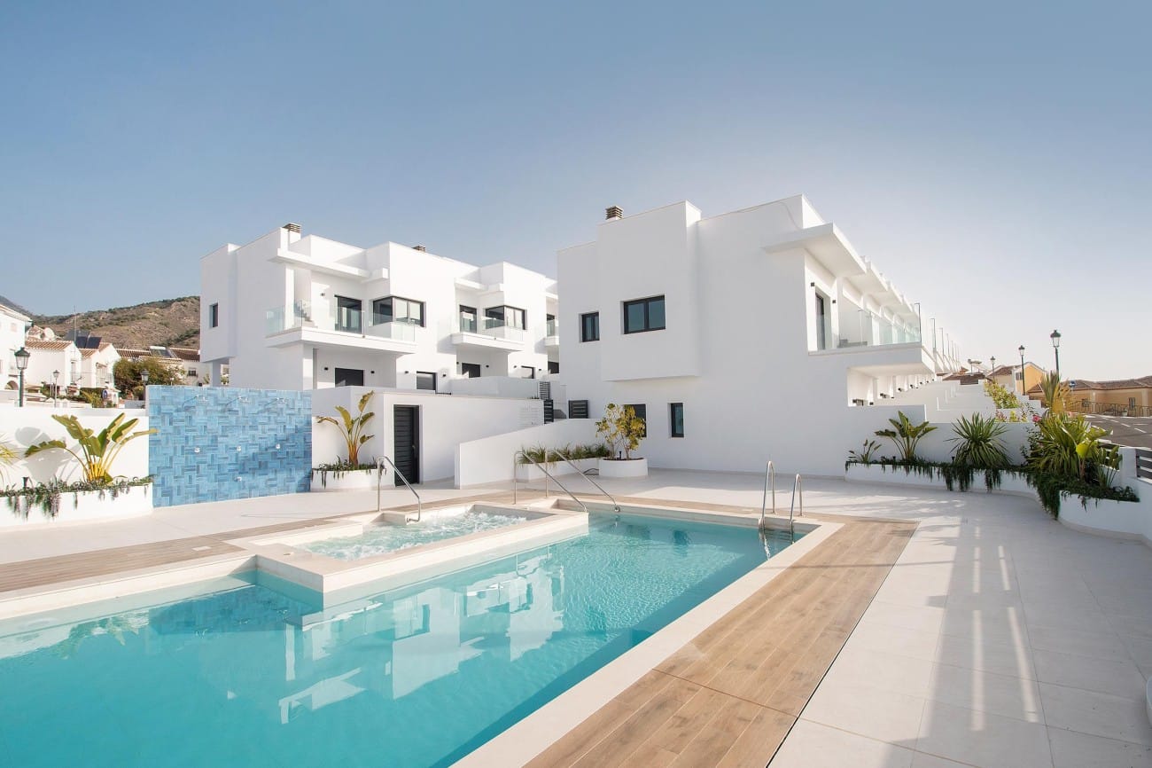 Zwembad en vooraanzicht van nieuwbouw huis in Nerja in Spanje, gelegen aan de  Costa del Sol-Oost