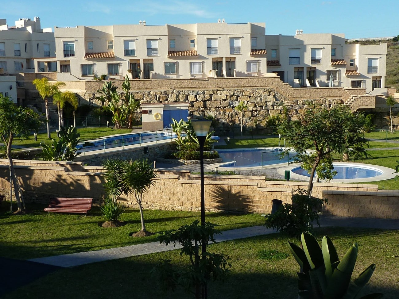Gemeenschappelijke tuin, gemeenschappelijk zwembad en vooraanzicht van resale huizen in Almayate Bajo in Spanje, gelegen aan de  Costa del Sol-Oost