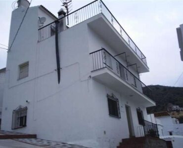 Vooraanzicht van resale huis in Arenas De Velez in Spanje, gelegen aan de  Costa del Sol-Oost