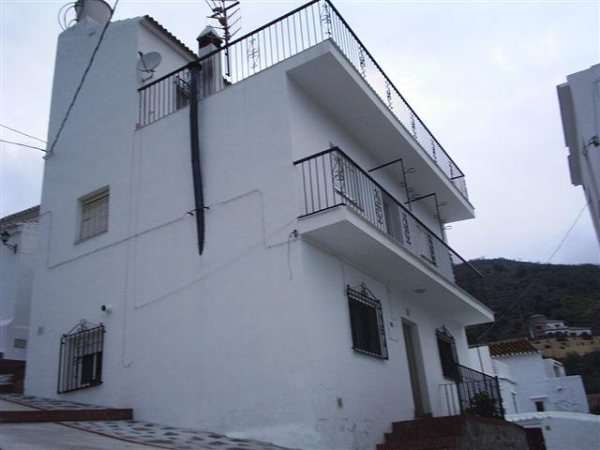 Vooraanzicht van resale huis in Arenas De Velez in Spanje, gelegen aan de  Costa del Sol-Oost