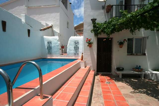 Zwembad van resale huis in Sayalonga in Spanje, gelegen aan de  Costa del Sol-Oost